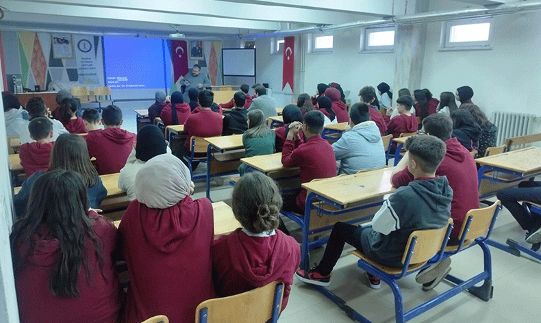 Yazar Güçlü, öğrencilerle bir araya geldi