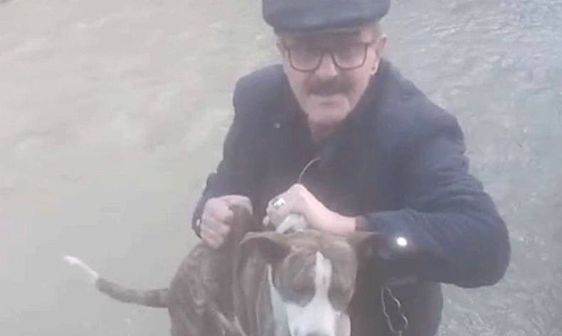 Dereye düşen köpeği muhtar kurtardı