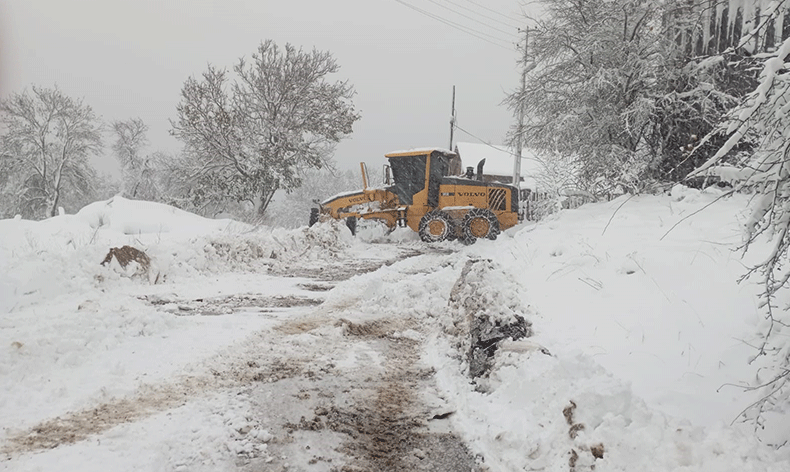 Kastamonu’da karın kapattığı yollar açıldı