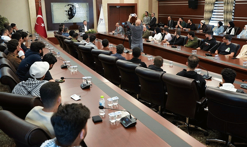 Kırışık, üniversitedeki Filistinlilerle buluştu