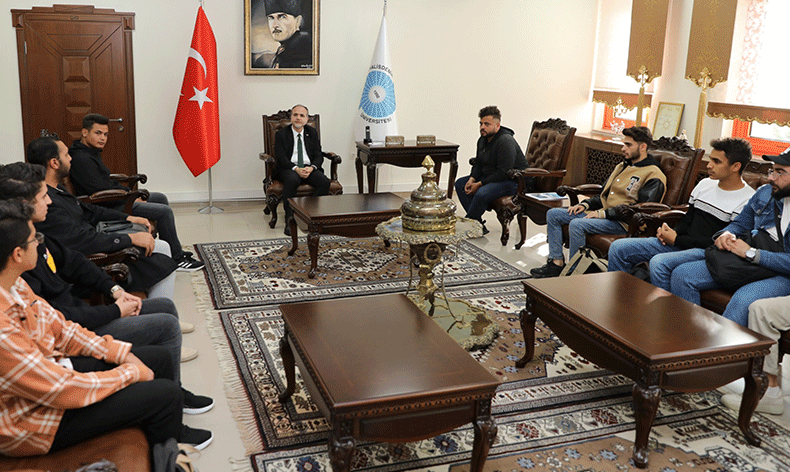 Filistinli öğrencileri Rektör Uslu ağırladı