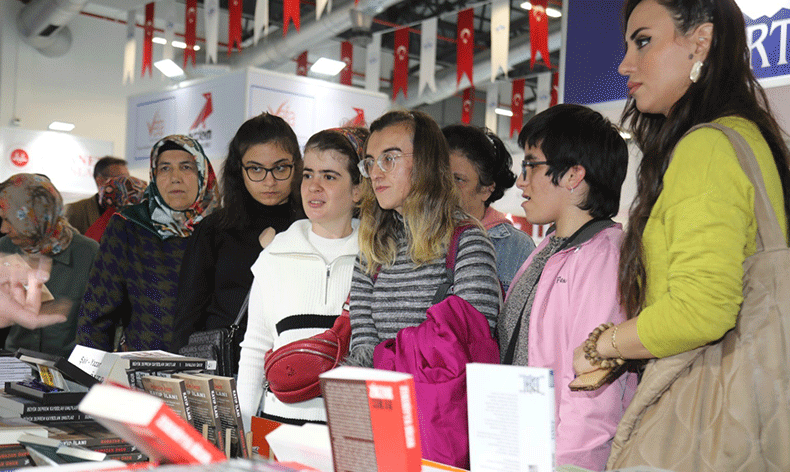 Özel bireyler kitap fuarını gezdi
