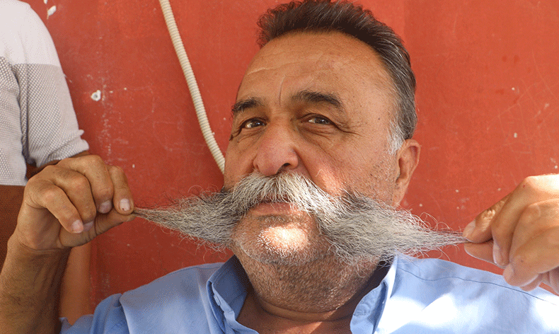 20 yıldır bıyıklarına jilet sürmedi