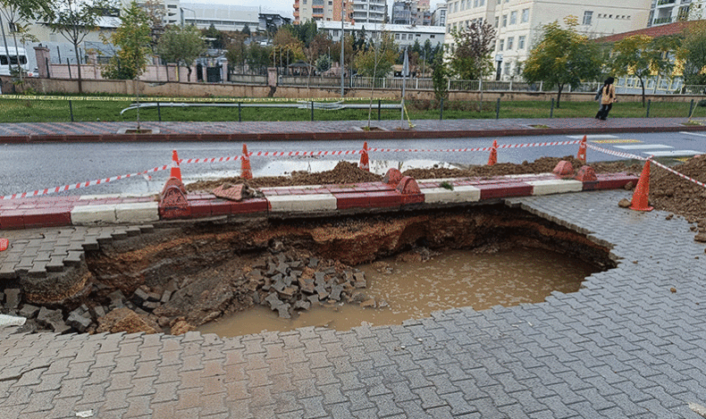 Siirt’te sağanak yağış sonucu yol çöktü