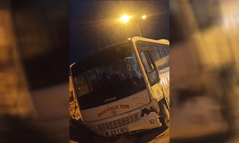 Bursa’da iki servis minibüsü çarpıştı: 7 yaralı