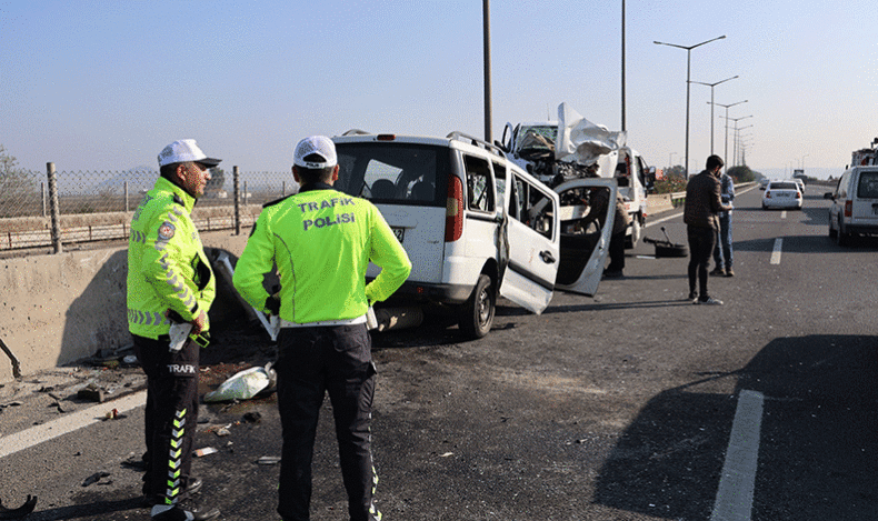Ters yönde giden araç 3 kişiyi canından etti