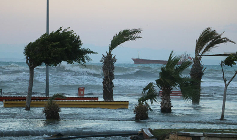 İskenderun Körfezi’nde denizle kara birleşti