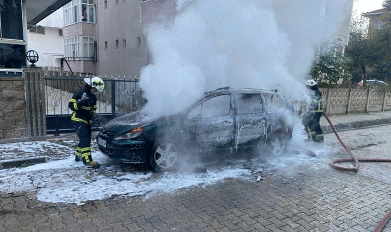 Kırklareli’de park halindeki otomobil alev aldı