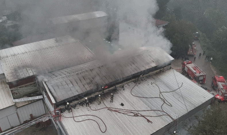 Bursa’da sünger imalat tesisi alev alev yandı