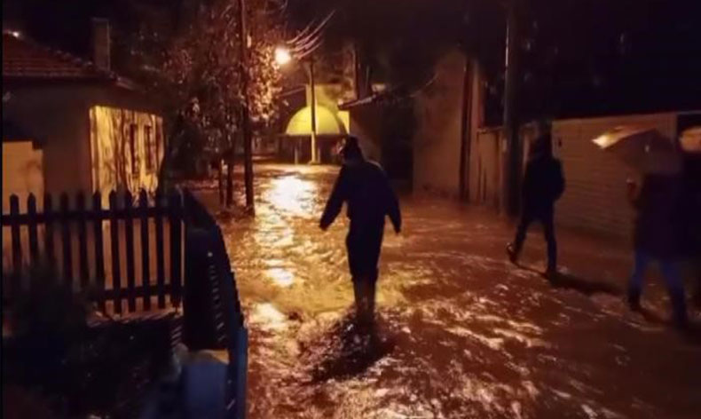 Kazdağları’nın eteklerindeki köylerde sokaklar derelere döndü
