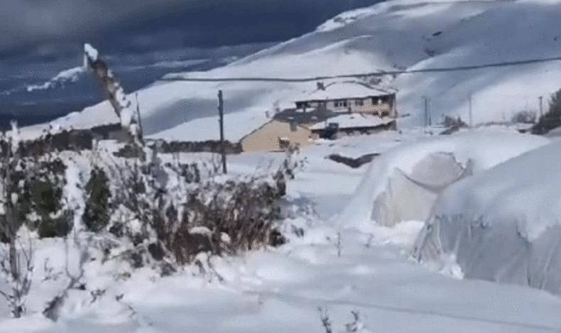 Ağrı’da köyler kar altında
