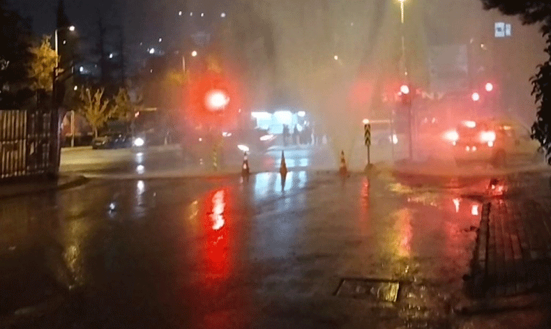 Kadıköy’de su borusu patladı
