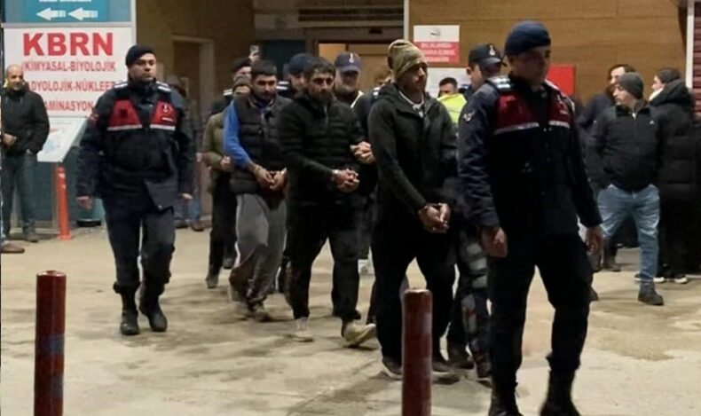 Jandarmanın durdurduğu 4 kişi kaçak göçmen çıktı