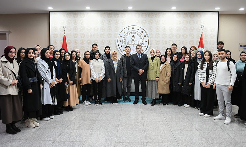 Bakan Tekin, BUÜ’lü öğrencileri ağırladı