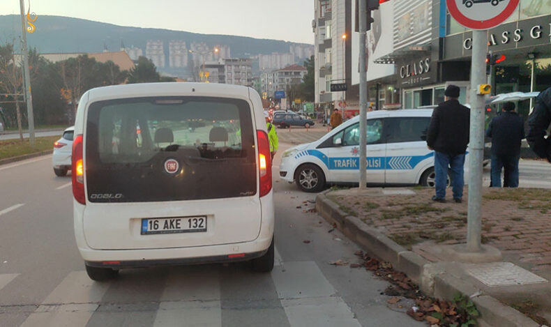 Bursa’da motosiklet hafif ticari araçla çarpıştı: 2 yaralı