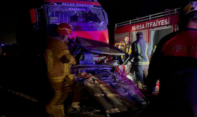 Bursa’da feci kaza! Otomobil iki tırın arasında sıkıştI