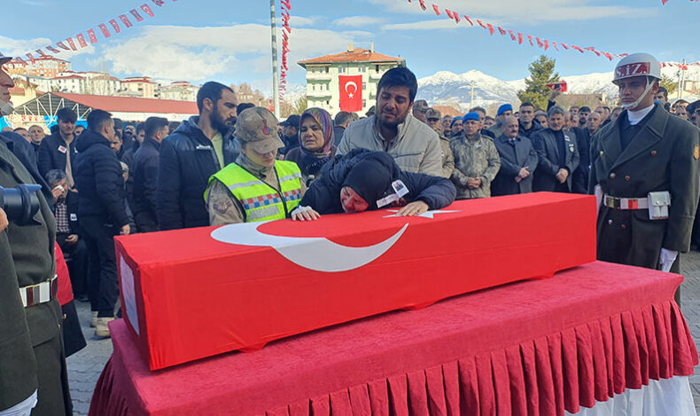 Şehit eşe son veda