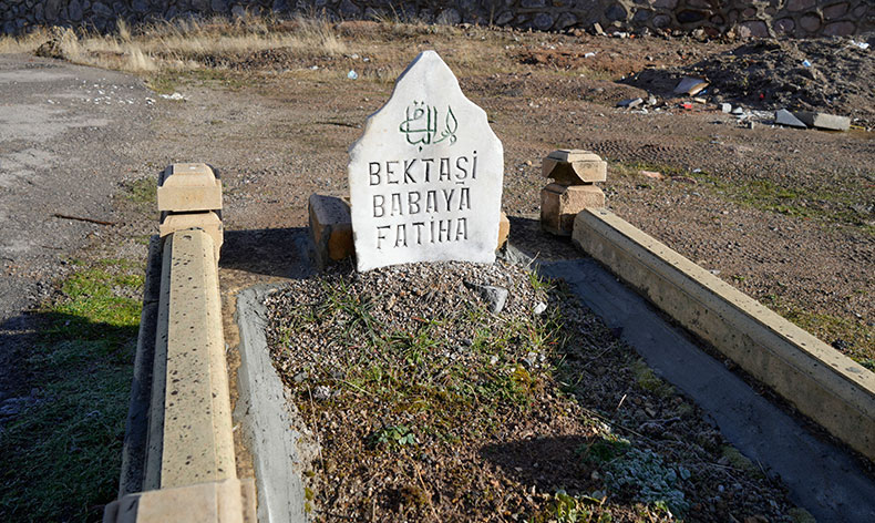 Tarihi mezarlığa büyük saygısızlık