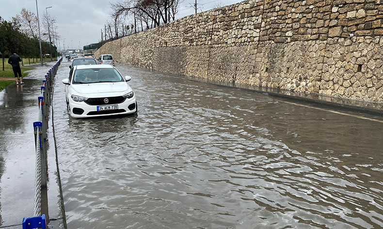 Florya Sahil yolunda rögarlar taştı