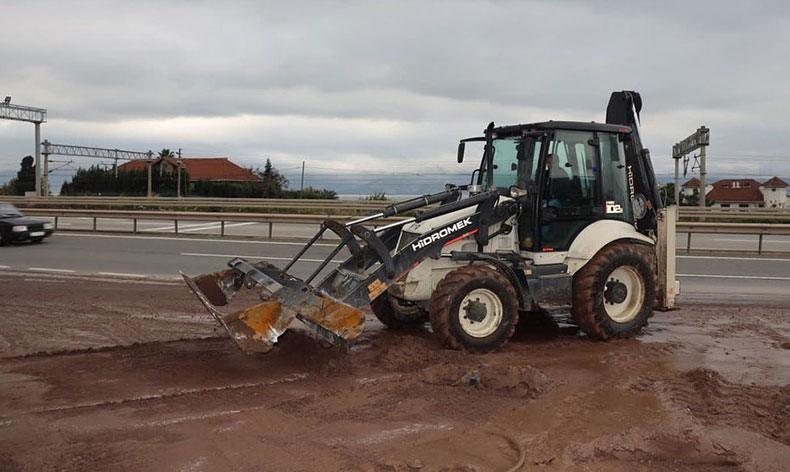 Körfez’de çamurla kaplanan yollar yıkandı
