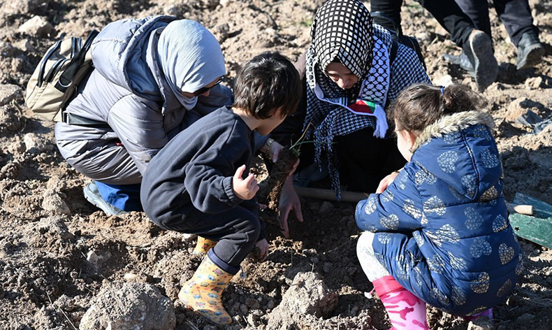Gazzeli şehitler anısına yüzlerce fidan toprakla buluşturuldu