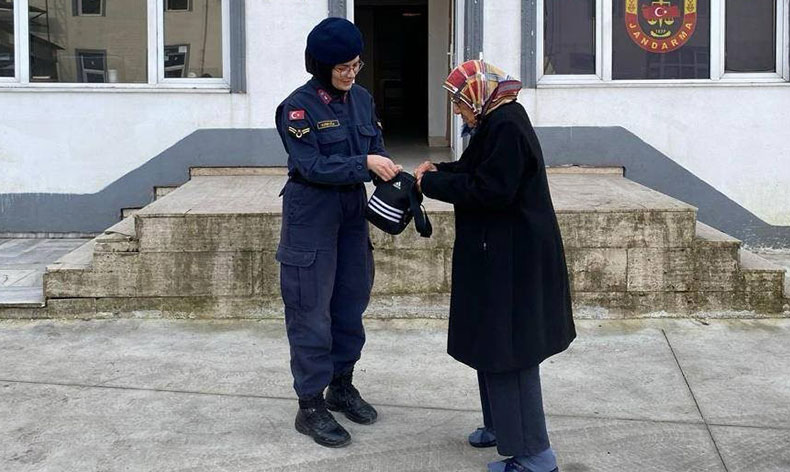 Jandarmanın bulduğu çanta sahibine ulaştırıldı