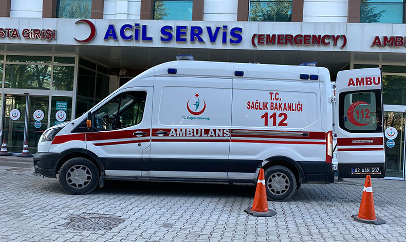 Elektrikli testereye elini kaptıran işçinin parmağı koptu