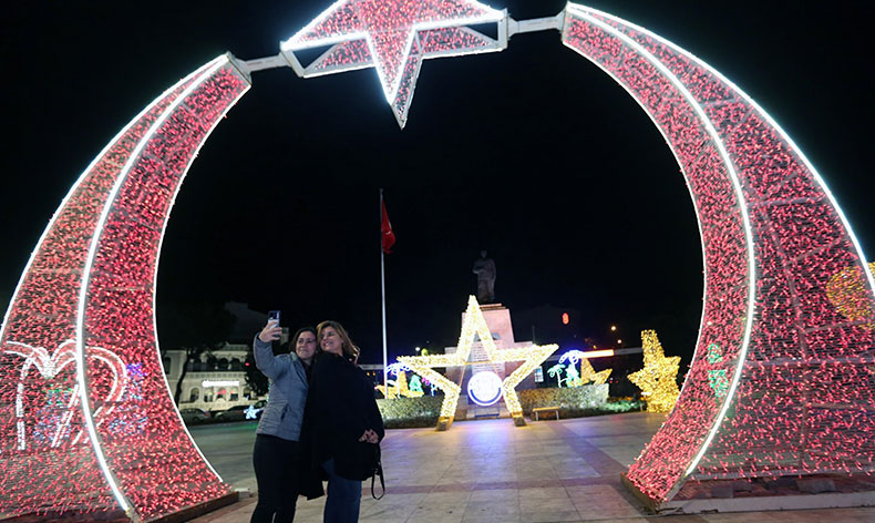 Yeni yıl süslemelerine vatandaşlardan yoğun ilgi