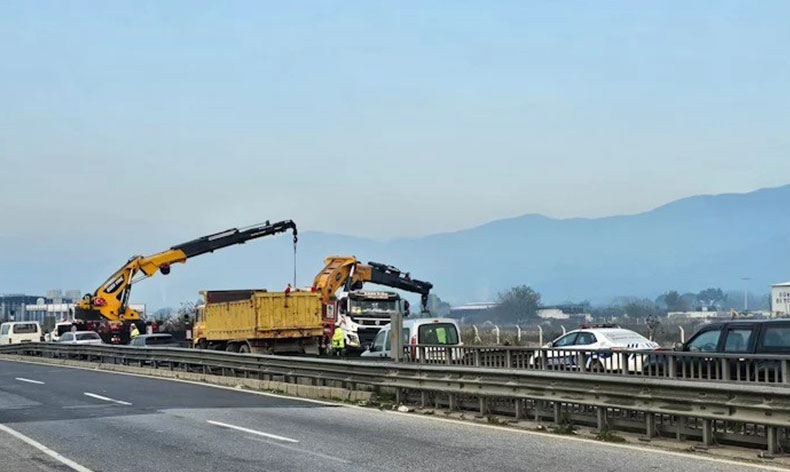 Kontrolden çıkan tır şarampole devrildi