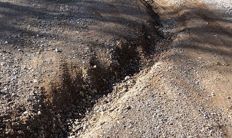 Çukur oluşan yol tehlike saçıyor