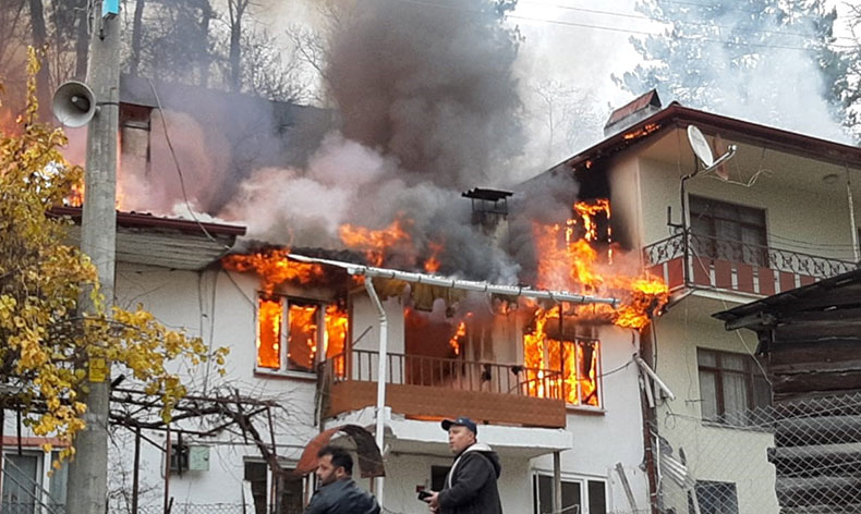 Bolu’da 4 ev alevlere teslim oldu