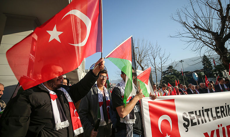 Bursa’da şehitlerimiz ve Filistin için yürüyüş