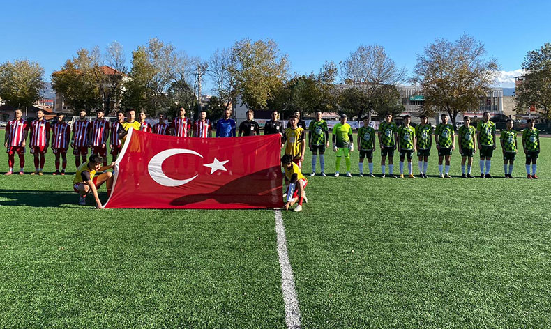 Amatör maçta şehitlere saygı