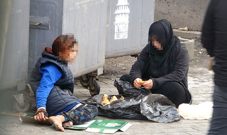 Çöpten yemek yeme numarası yapan dilenciler yakayı ele verdi