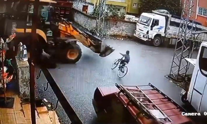9 yaşındaki çocuk iş makinesinin altında kaldı