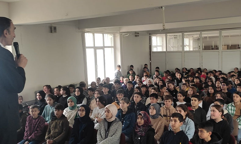 Sağlık çalışanlarından öğrencilere kitap desteği
