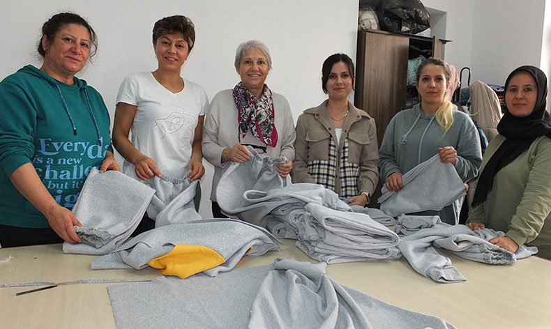 Gazzeli çocuklar için giysi dikiyorlar
