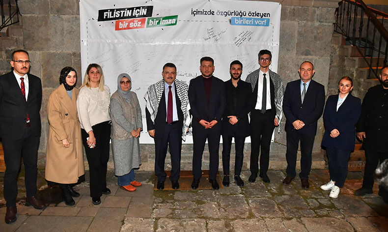 Genç, Filistinli öğrencilerle buluştu