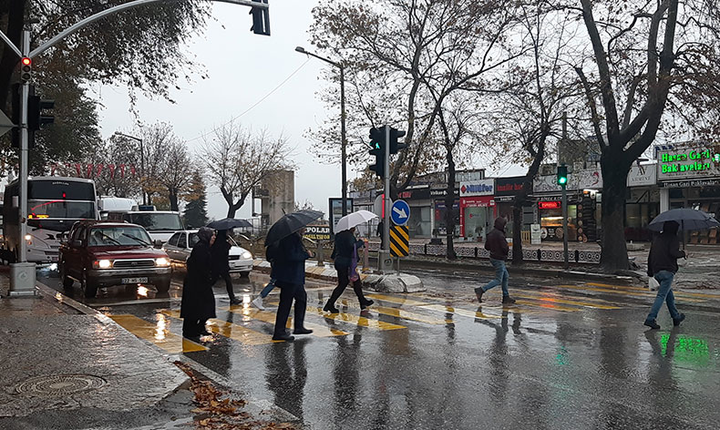 Etkili olan sağanak vatandaşları sevindirdi