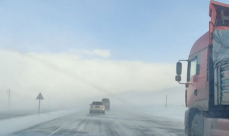 Ardahan’da tipi ulaşımı aksatıyor