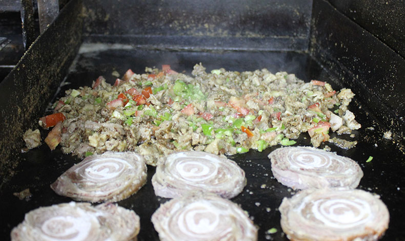 Zorluklara rağmen evine ekmek götürmeye devam ediyor