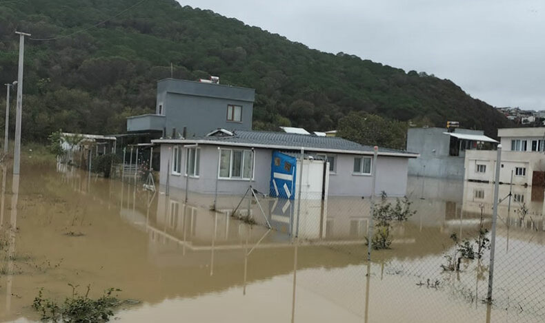 Bursa Mudanya’nın sayfiye mahallelerini su bastı