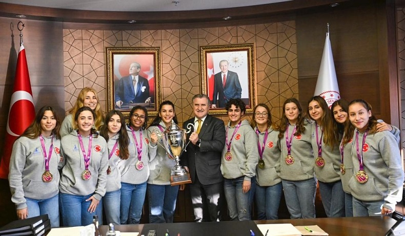 Bakan Bak, İzmir Büyükşehir Belediyespor Kadın Sutopu Takımı’nı kabul etti
