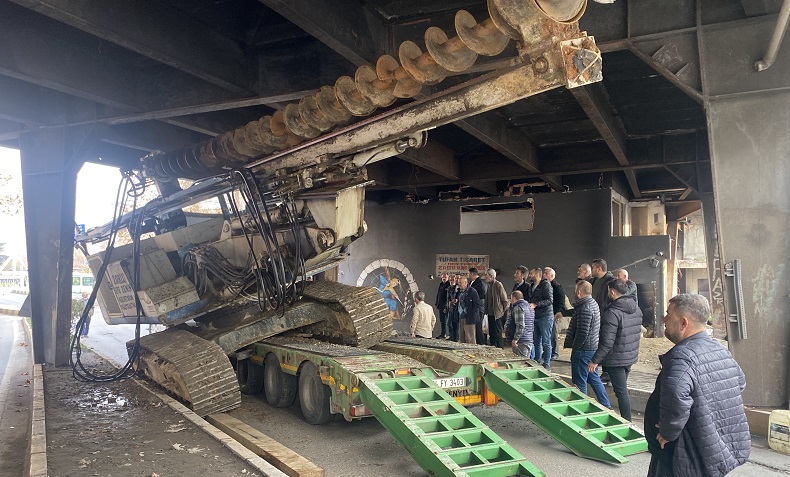 İş makinesi dorseden düştü, trafik kilitlendi