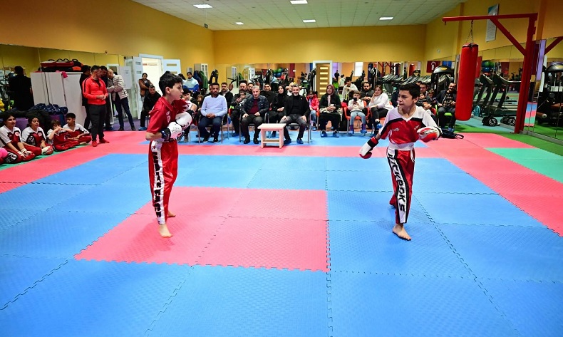 Genç Kickbokscular kuşak imtihanı için ter döktü