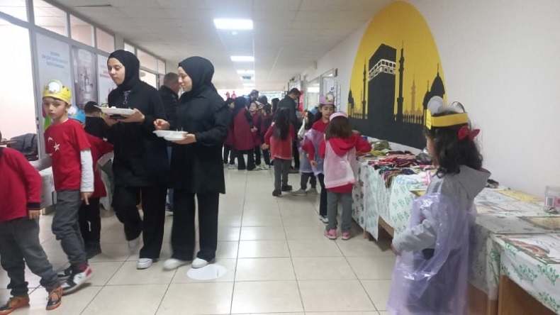 Öğrencilerden okul koridorlarına yerli malı pazarı