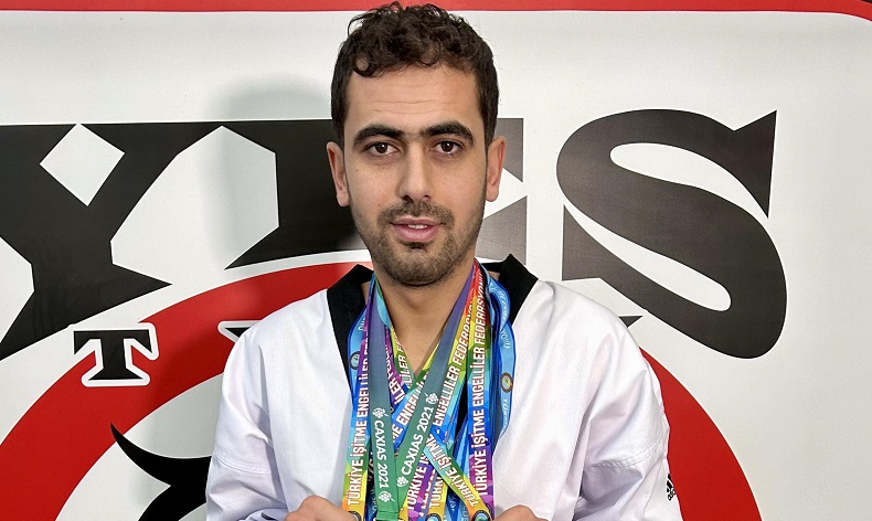 İşitme diliyle öğrendiği taekwondoda başarıdan başarıya koşuyor