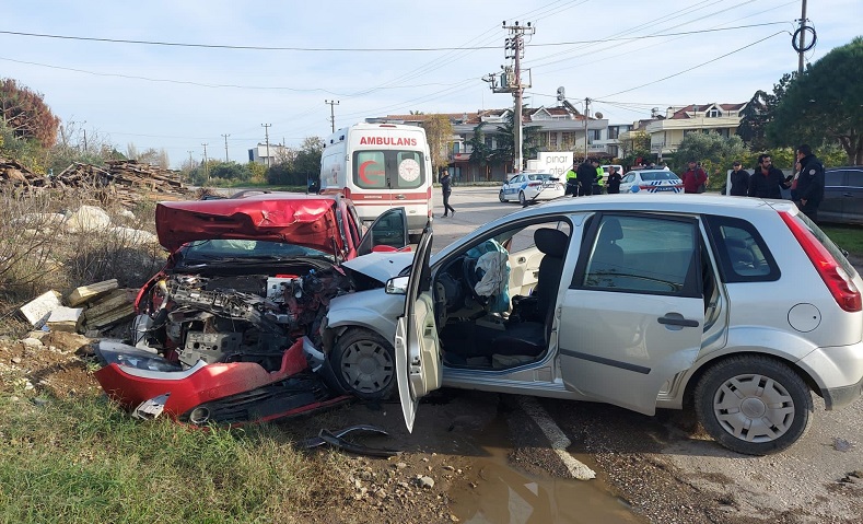 İki otomobil kafa kafa çarpıştı:8 yaralı