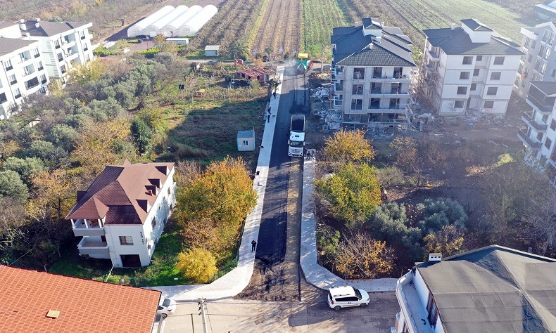 Altınova Belediyesi’nde ilçede asfaltlama çalışması