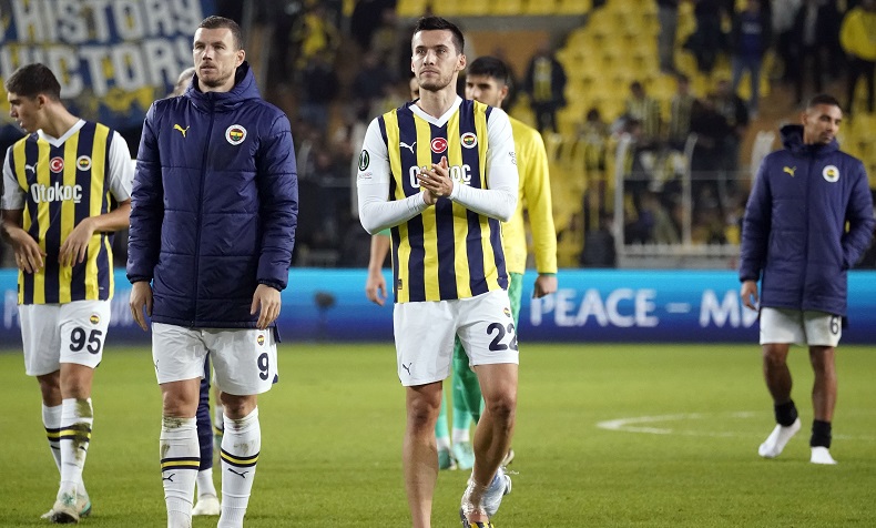Fenerbahçe ve tribünlerden Umut Nayir’e destek